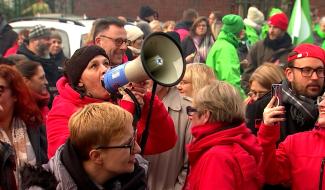 Les syndicats manifestent devant le gouvernement provincial et bloquent le bâtiment