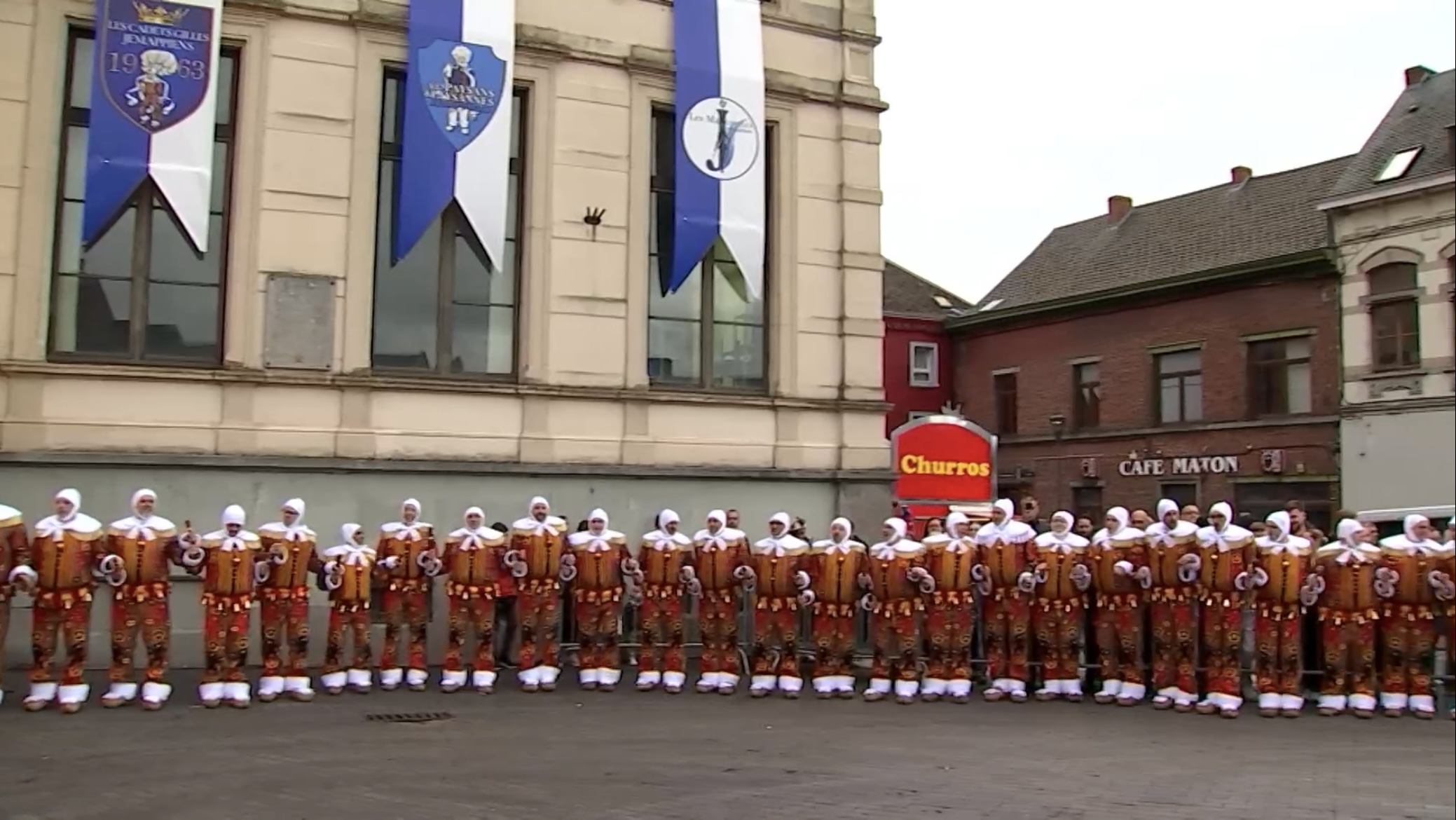 Cavalcade de Jemappes : les Gilles réunis en rondeau