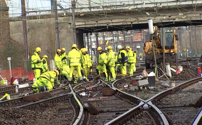 Déraillement d'un train à Mons : les travaux sont en cours, des perturbations prévues jusque samedi
