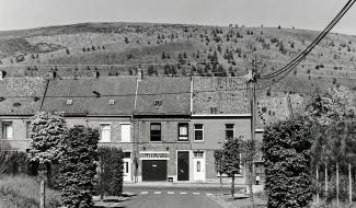 Voyagez en drone dans le Borinage des années 90