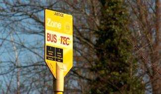 Un arrêt de bus pour le centre de vaccination de l'Espace Magnum 