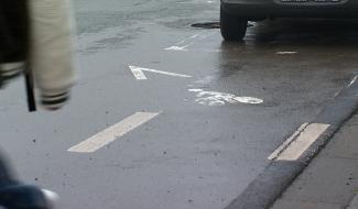 De nouvelles places de parkings à la rue Jules Hoyois gênent les cyclistes