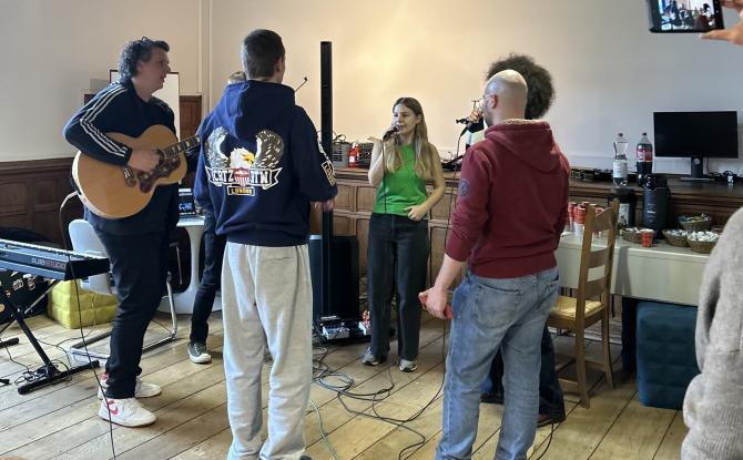 Saule et des étudiants de l’UCLouvain à Mons pour écrire des chansons !