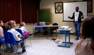 Mbo Mpenza en visite à Sirault pour sensibiliser à la discrimination