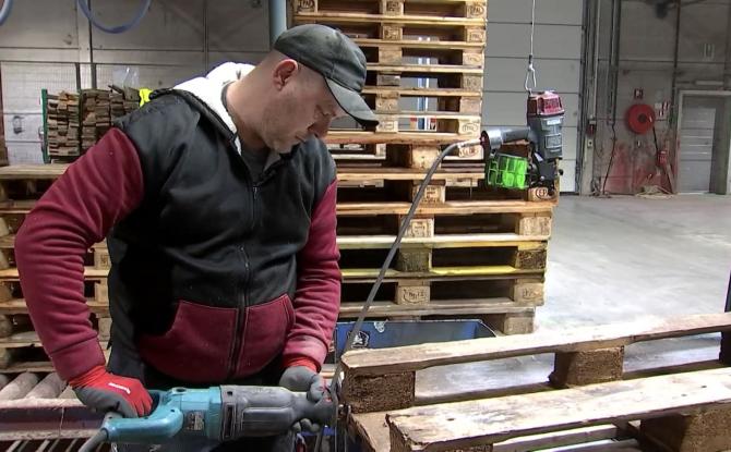 Ateliers de Tertre : des palettes réparées dans un cadre de travail adapté