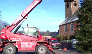 Faire disparaître les décorations communales après Noël : à Saint Ghislain, les ouvriers bravent le froid