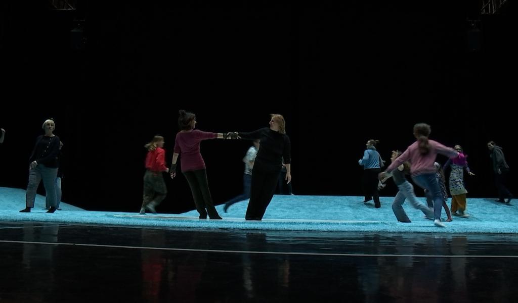 Du public à la scène : des citoyens montois au cœur du spectacle : « Corps tendres »