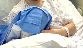 Quatre chirurgiens se relaient pendant 20 heures pour regreffer les doigts d'un jeune boulanger