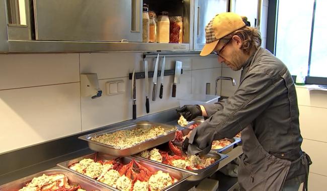 Réveillon du nouvel an : derniers préparatifs chez les traiteurs