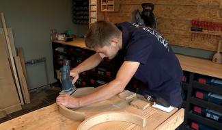 À 21 ans, Antoine lance Wood You, son entreprise de menuiserie