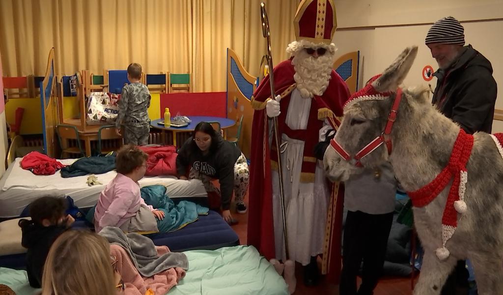 Ghlin : Les élèves du CPESM dorment à l'école et sont réveillés par St Nicolas