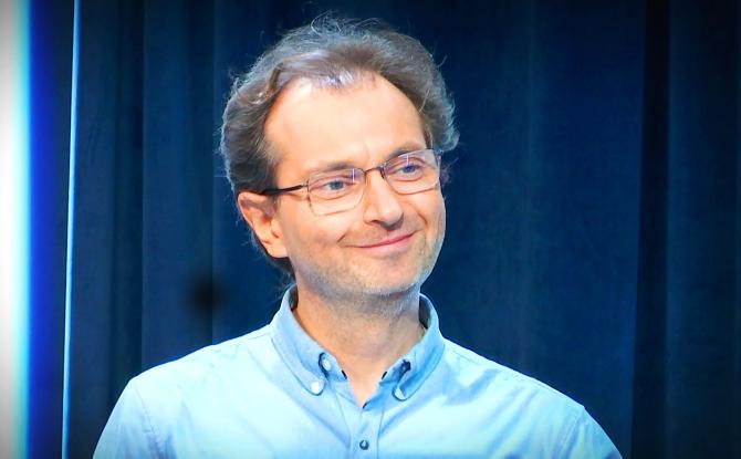 Face à Vous - Francesco Lo Bue : Les pieds à Mons, la tête dans les étoiles