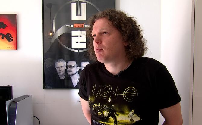 Mons : Fan de U2 et de rock, Jérémy Lavin écrit sa biographie du groupe