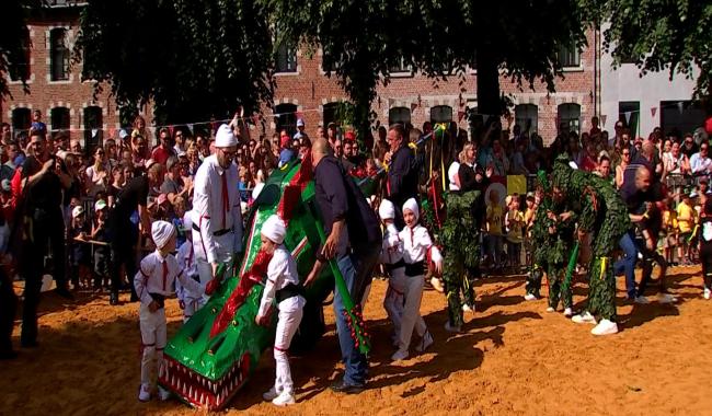 Saint-Symphorien : La très réaliste reconstitution du Lumeçon par les maternelles de l'école communale