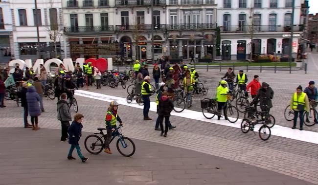 Les cyclistes inaugurent la gare de Mons à leur manière pour souligner le manque d'accès au vélo