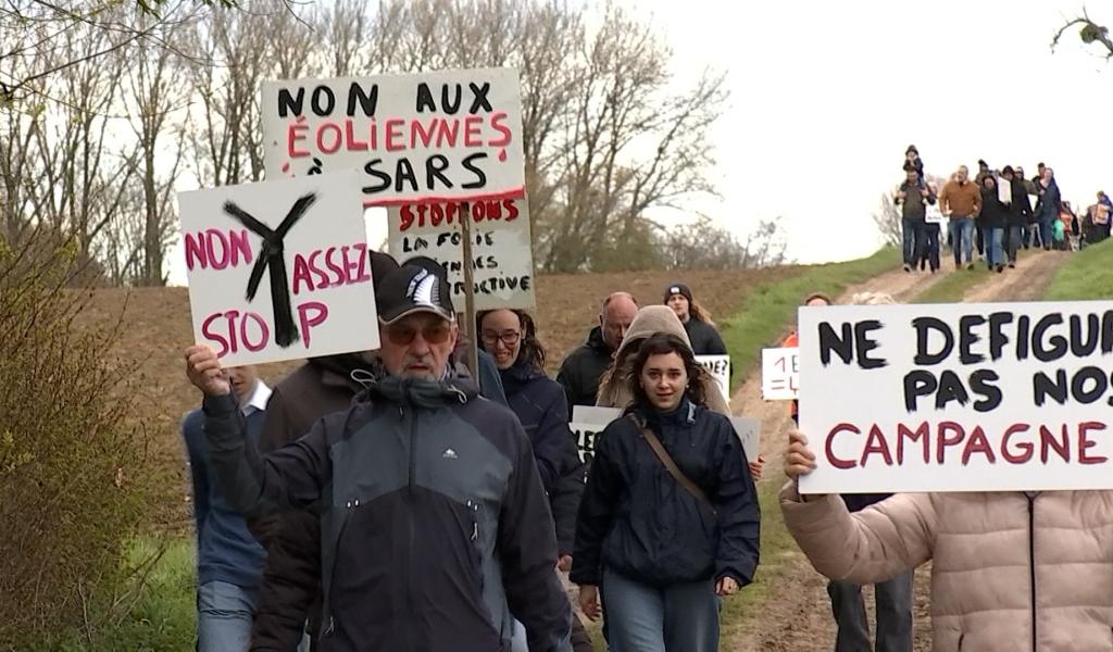 Sars-la-Bruyère : le “Vent de Colère” des habitants qui se mobilisent contre un projet d’éoliennes