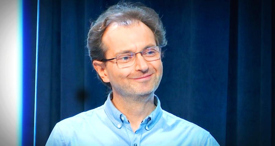 Face à Vous - Francesco Lo Bue : Les pieds à Mons, la tête dans les étoiles