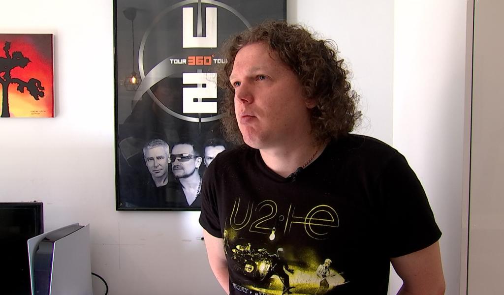 Mons : Fan de U2 et de rock, Jérémy Lavin écrit sa biographie du groupe