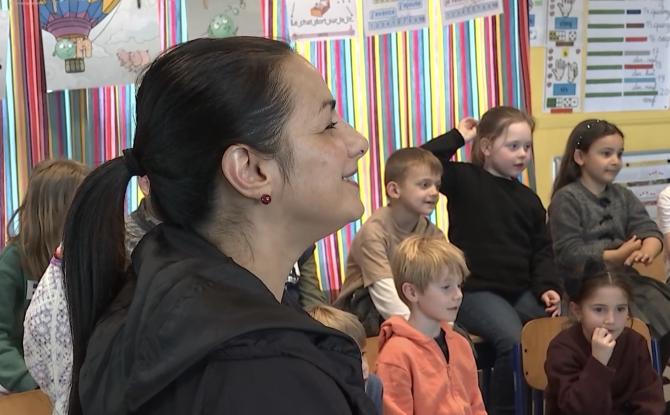 Malika Benjelloun présente son métier de chorégraphe dans une école