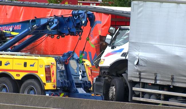 La E19 fermée en direction de Bruxelles : trois camions accidentés se sont vidés de leur chargement