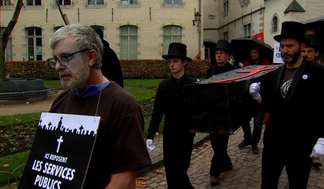 Cortège funéraire à Mons : Commune-Colère manifeste contre les mesures du gouvernement Arizona