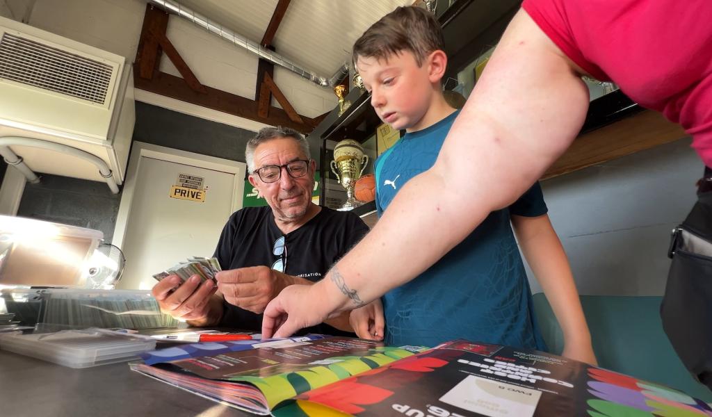 Un super-collectionneur de cartes Panini propose des échanges à la bourse du RLC Mesvin
