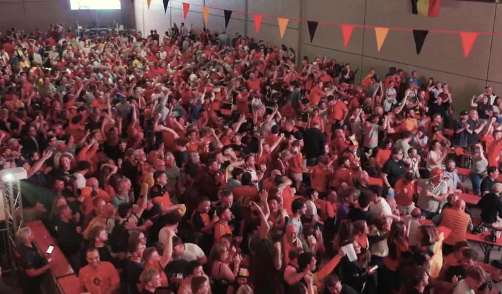 Masnuy-Saint-Jean : 800 supporters assistent à la victoire des Diables Rouges face aux États-Unis en pleine nuit