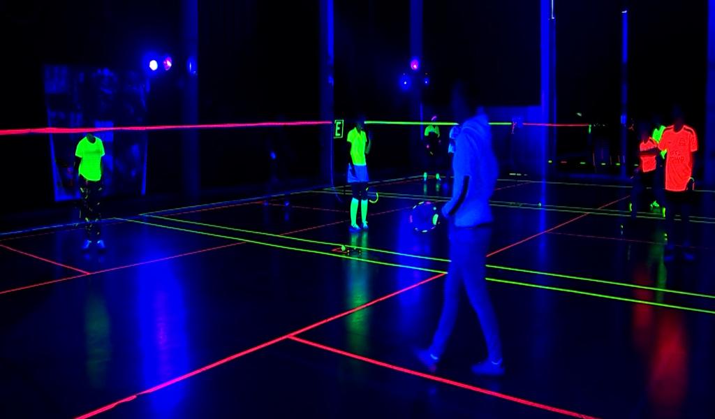 Grand succès pour le Bad in black de Quiévrain : le tournoi de Badminton dans le noir