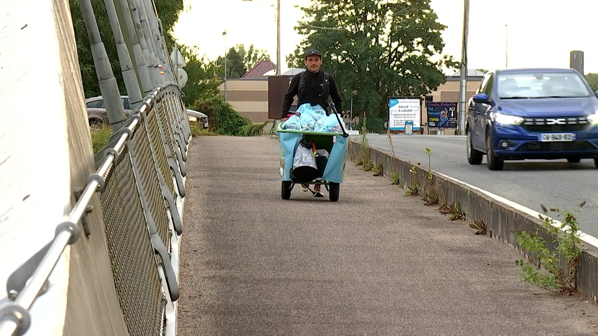 Hugo marche 500 km à travers la Belgique pour ramasser des déchets