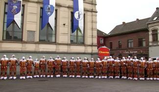Cavalcade de Jemappes : les Gilles réunis en rondeau