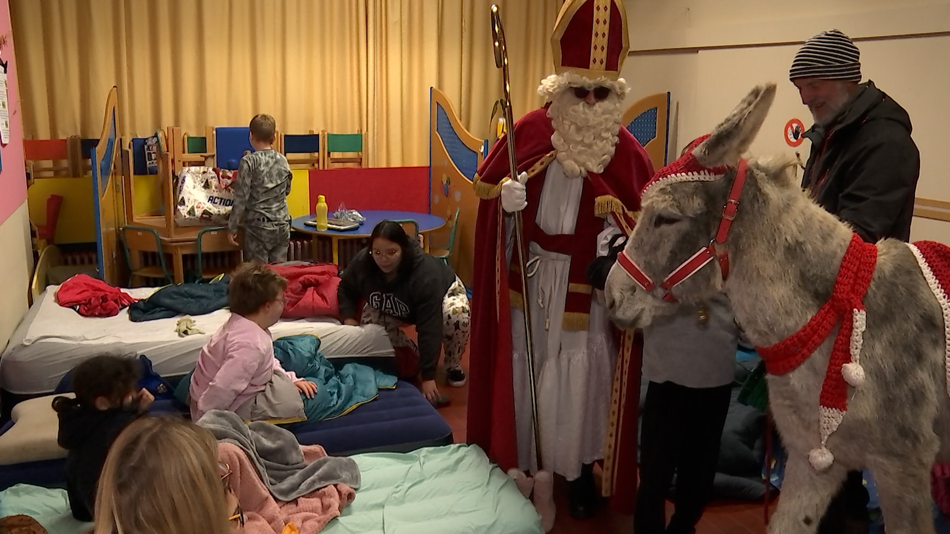 Ghlin : Les élèves du CPESM dorment à l'école et sont réveillés par St Nicolas