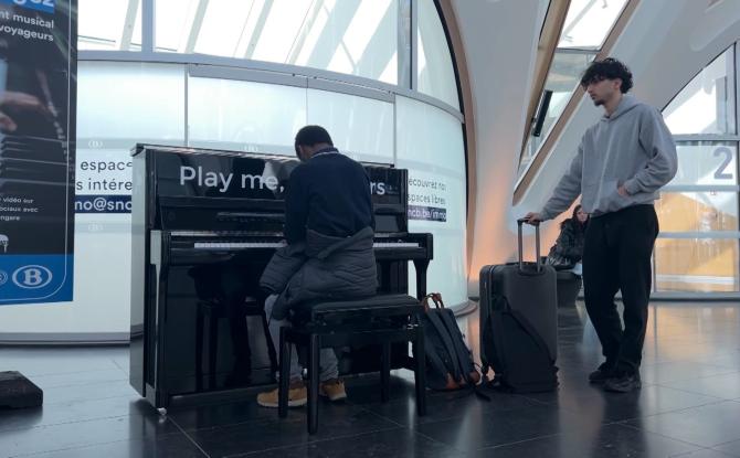 Le piano itinérant de la SNCB de retour à la gare de Mons !