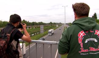 Passionnés de camion, Kyllian et Corentin passent des heures sur le pont de Jemappes pour en photographier