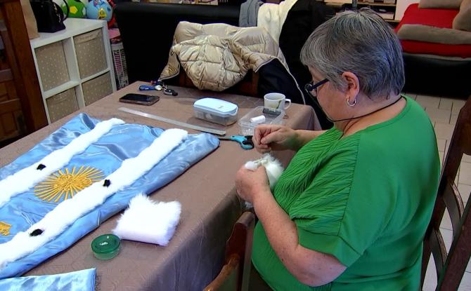 Wasmes - Qui réalise la robe de la Pucelette?