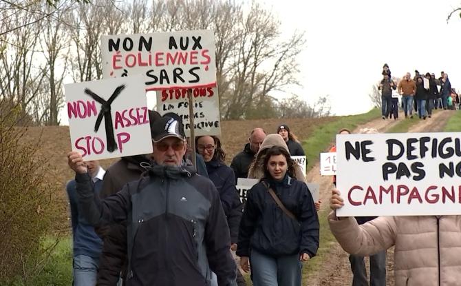 Sars-la-Bruyère : le “Vent de Colère” des habitants qui se mobilisent contre un projet d’éoliennes