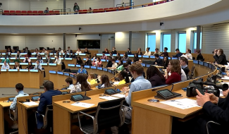 Commission, décret, amendement: 120 jeunes, dont des étudiants montois, prennent possession du parlement