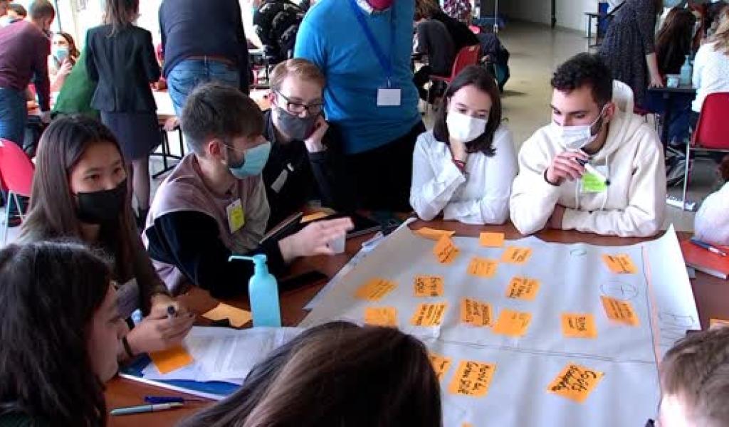 Hackathon: Des étudiants de diverses facultés de l'UMons s'unissent et travaillent ensemble