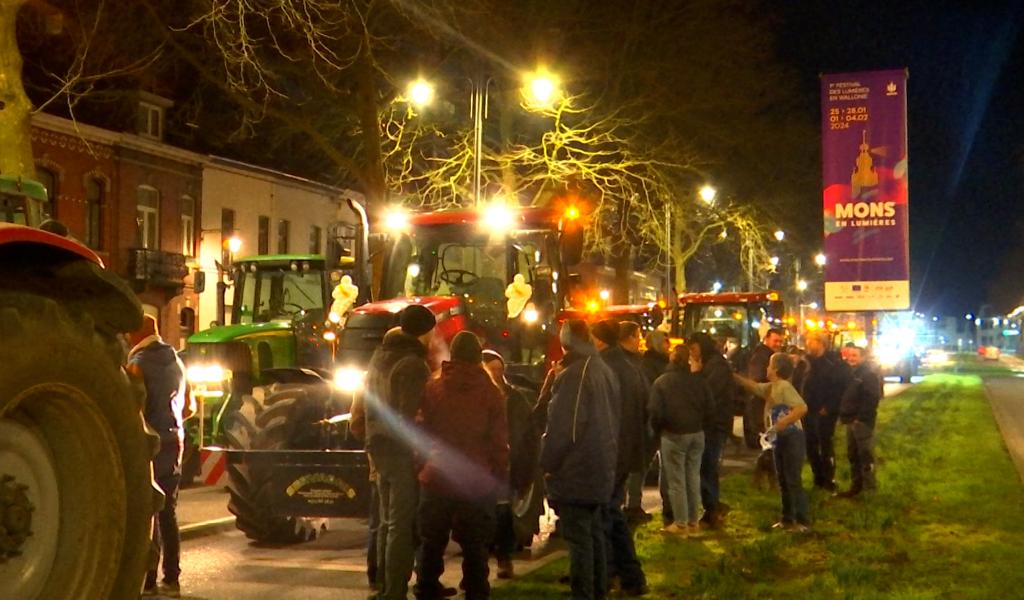 Les agriculteurs se rassemblent sur les boulevards de Mons