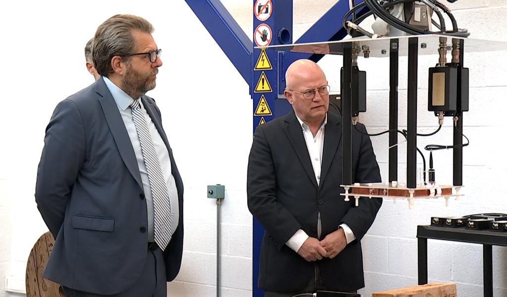 Jean-Luc Crucke en visite chez Multitel: un acteur majeur de la sécurité ferroviaire