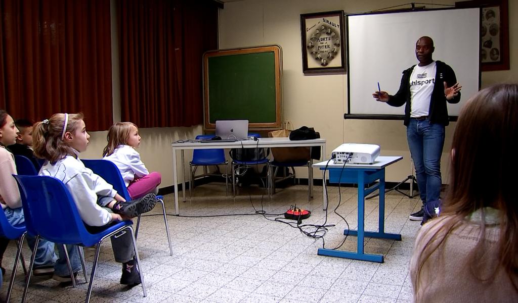 Mbo Mpenza en visite à Sirault pour sensibiliser à la discrimination