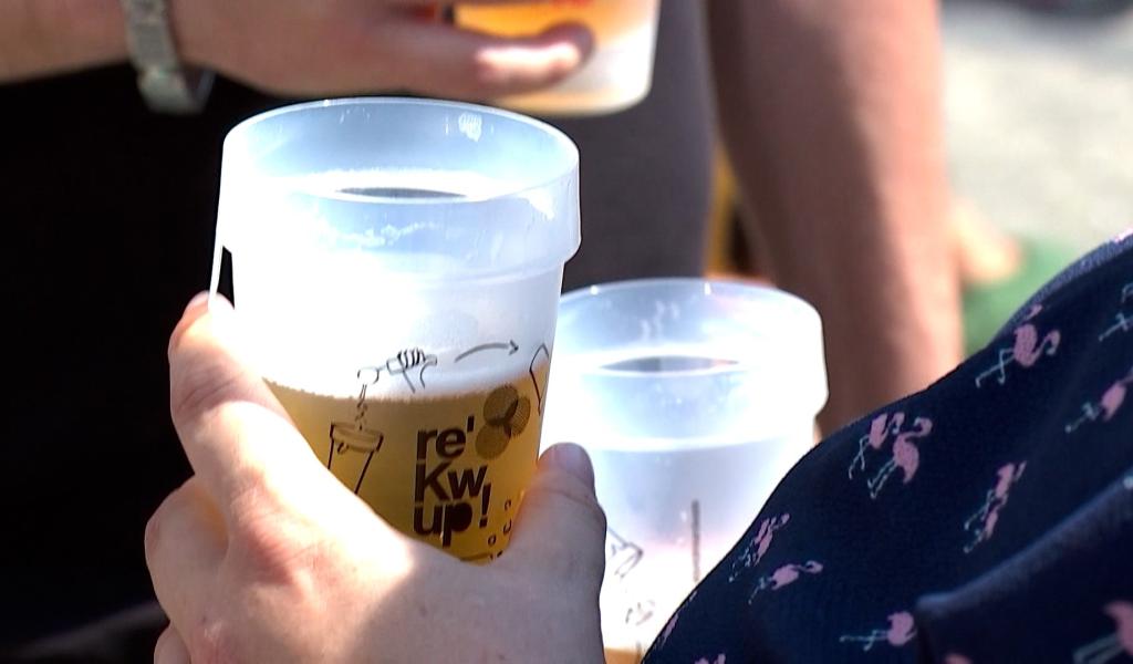 Ducasse : gestion des gobelets pas évidente pour les cafetiers