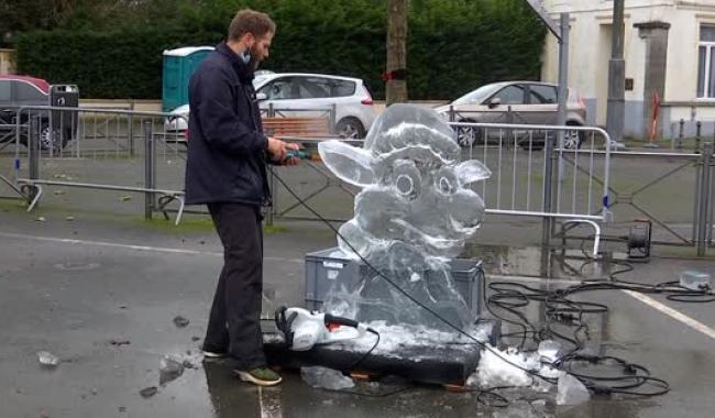Le champion du monde de sculpture sur glace taille une demi-tonne de glace sur la place de Nimy