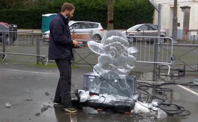 Le champion du monde de sculpture sur glace taille une demi-tonne de glace sur la place de Nimy